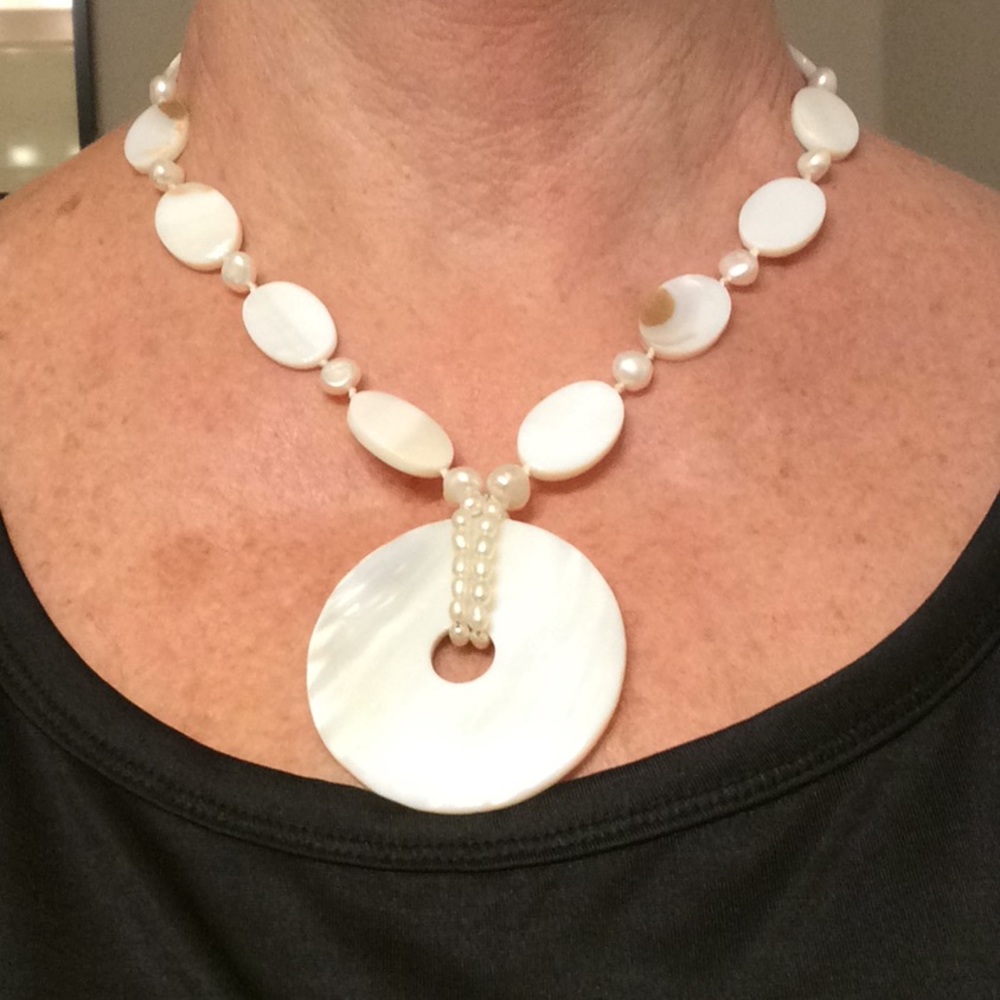 😍Shell Medallion Necklace😍 - Picture 8 of 11